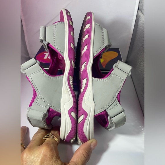 Eddie Bauer Girls Sandals. Size 2 - Picture 4 of 9